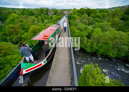 Un canal boat in Llangollen canal passa sopra il fiume Dee su Acquedotto Pontcysyllte, Trevor, il Galles del Nord Foto Stock