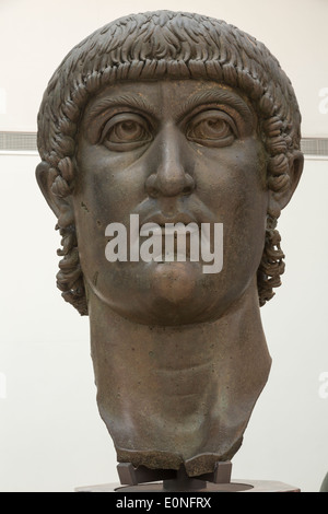 Testa della Statua colossale bronzea di Costantino, Musei Capitolini di Roma, Italia Foto Stock