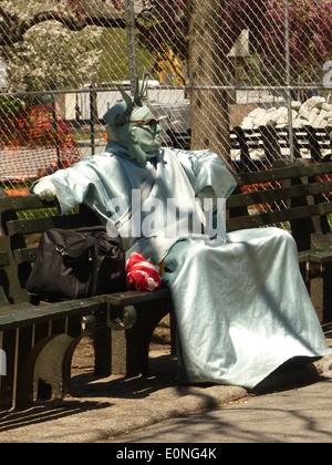 Uomo vestito come la Statua della Libertà in Battery Park, New York Foto Stock