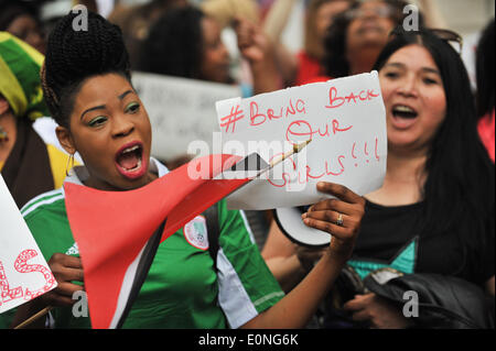 Northumberland Avenue, Londra, Regno Unito. Il 17 maggio 2014. Una donna che tiene un 'riportare le nostre ragazze ' banner al di fuori del nigeriano centro culturale a Londra. Credito: Matteo Chattle/Alamy Live News Foto Stock