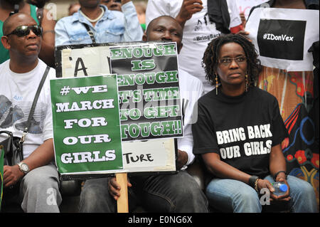 Northumberland Avenue, Londra, Regno Unito. Il 17 maggio 2014. Una formica-Boko Haram manifestanti al di fuori del nigeriano centro culturale a Londra. Credito: Matteo Chattle/Alamy Live News Foto Stock