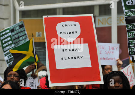 Northumberland Avenue, Londra, Regno Unito. Il 17 maggio 2014. Una formica-Boko Haram manifestanti al di fuori del nigeriano centro culturale a Londra. Credito: Matteo Chattle/Alamy Live News Foto Stock