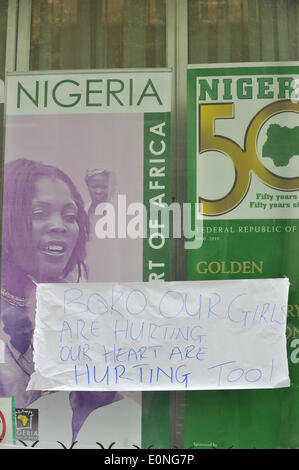 Northumberland Avenue, Londra, Regno Unito. Il 17 maggio 2014. Una formica-Boko Haram banner al di fuori del nigeriano centro culturale a Londra. Credito: Matteo Chattle/Alamy Live News Foto Stock