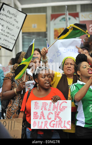 Northumberland Avenue, Londra, Regno Unito. Il 17 maggio 2014. Una formica-Boko Haram manifestanti al di fuori del nigeriano centro culturale a Londra. Credito: Matteo Chattle/Alamy Live News Foto Stock