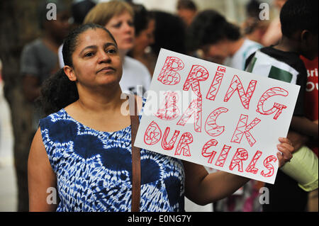 Northumberland Avenue, Londra, Regno Unito. Il 17 maggio 2014. Una donna che tiene un 'riportare le nostre ragazze ' banner al di fuori del nigeriano centro culturale a Londra. Credito: Matteo Chattle/Alamy Live News Foto Stock