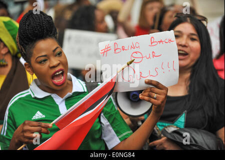 Northumberland Avenue, Londra, Regno Unito. Il 17 maggio 2014. Una donna che tiene un 'riportare le nostre ragazze ' banner al di fuori del nigeriano centro culturale a Londra. Credito: Matteo Chattle/Alamy Live News Foto Stock