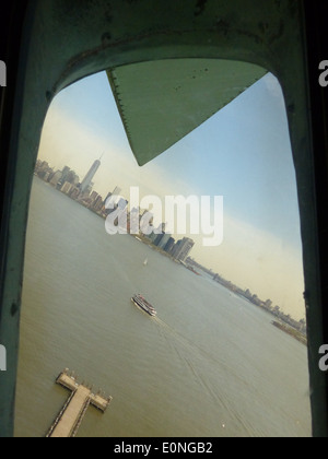 Vista inferiore dello skyline di Manhattan da corona della statua della Libertà Foto Stock