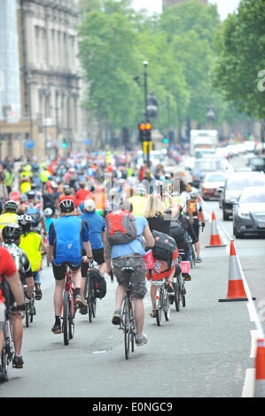 Whitehall, Londra, Regno Unito. Il 17 maggio 2014. I ciclisti prendere per le strade di campagna per la sicurezza in bicicletta a Londra. Credito: Matteo Chattle/Alamy Live News Foto Stock