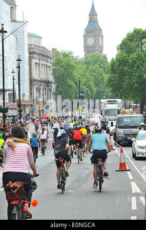 Whitehall, Londra, Regno Unito. Il 17 maggio 2014. I ciclisti prendere per le strade di campagna per la sicurezza in bicicletta a Londra. Credito: Matteo Chattle/Alamy Live News Foto Stock