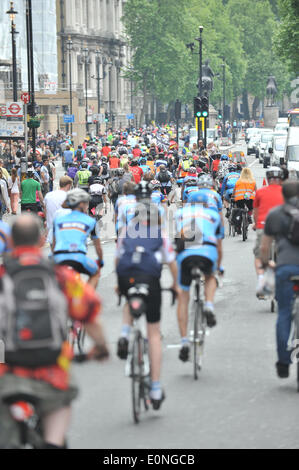 Whitehall, Londra, Regno Unito. Il 17 maggio 2014. I ciclisti prendere per le strade di campagna per la sicurezza in bicicletta a Londra. Credito: Matteo Chattle/Alamy Live News Foto Stock