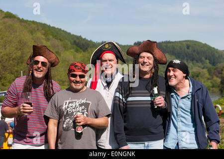 Villaggio Brockweir Foresta di Dean. Il 17 maggio 2014. - Inaugurale di Wye Valley fiume Festival Brockweir vecchio cantiere giorno. Credito: David Broadbent/Alamy Live News Foto Stock