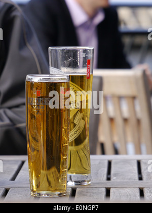 Due pinte di birra su di una tavola di pub Foto Stock