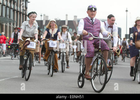 Westminster London UK. Il 17 maggio 2014. I ciclisti vestito in tweed cappotti e equitazione cravats penny farthings prendere parte al sesto tweed corrono attraverso il centro di Londra Credito: amer ghazzal/Alamy Live News Foto Stock