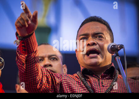 Bangkok, Tailandia. Il 17 maggio 2014. PROMPAN JUTAPORN, un nucleo di leader delle Camicie Rosse, parla per le Camicie rosse durante un rally su Aksa Rd a Bangkok per sostenere il governo. Migliaia di Thai Camicie Rosse, membri del Fronte Unito per la democrazia contro la dittatura (UDD), membri della sentenza Pheu Thai party e i sostenitori del governo del deposto primo ministro Yingluck Shinawatra si stringono su Aksa di strada nella periferia di Bangkok. Credito: ZUMA Press, Inc./Alamy Live News Foto Stock