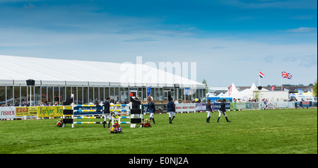 Show Jumping al 2014 Balmoral Show, il Labirinto Lisburn, Irlanda del Nord. I concorrenti a piedi il corso Foto Stock