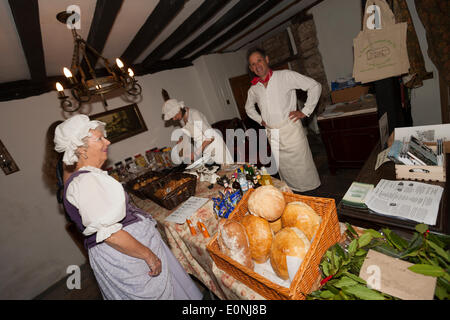 Villaggio Brockweir Foresta di Dean. Il 17 maggio 2014. Inaugurale di Wye Valley fiume Festival Brockweir vecchio cantiere giorno. Credito: David Broadbent/Alamy Live News Foto Stock