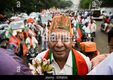 (140517) -- VISAKHAPATNAM, 17 maggio 2014 (Xinhua) -- un sostenitore di India è il principale partito d opposizione Bharatiya Janata Party (BJP) assiste la sfilata di un corteo in Visakhapatnam dell Andra Pradesh, India, 17 maggio 2014. BJP Venerdì creato nella storia vincendo le elezioni generali da una frana, la più clamorosa vittoria da qualsiasi parte negli ultimi trenta anni, decimando la dinastia Nehru-Gandhi-led pregiudiziale del Partito del Congresso. (Xinhua/Zheng Huansong) Foto Stock