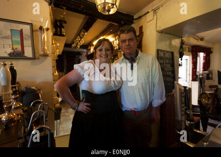 Villaggio Brockweir Foresta di Dean. Il 17 maggio 2014. Inaugurale di Wye Valley fiume Festival Brockweir vecchio cantiere giorno. Credito: David Broadbent/Alamy Live News Foto Stock