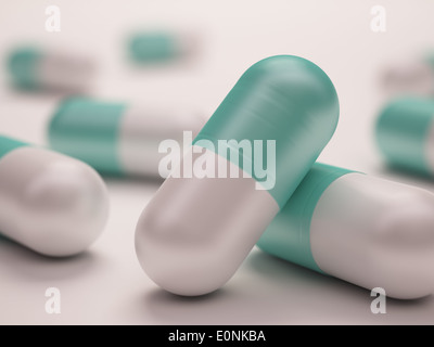 Pillole sparse su sfondo bianco con profondità di visualizzazione. Foto Stock