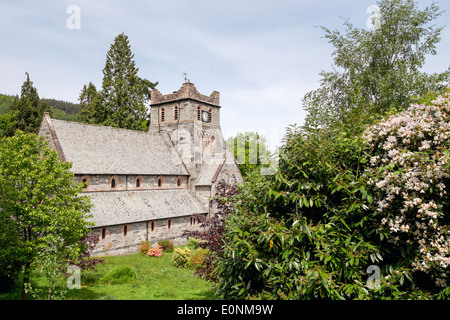 St Mary's Chiesa Parrocchiale 1873 a Conwy Valley Village in estate nel Parco Nazionale di Snowdonia, Betws-y-Coed, il Galles del Nord, Regno Unito, Gran Bretagna Foto Stock