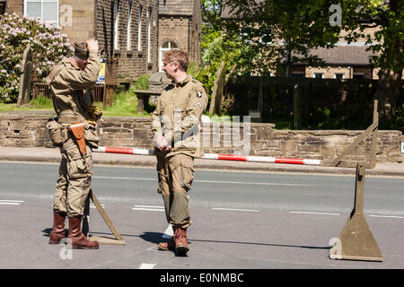 Haworth, West Yorkshire, UK. 17th May 2014. Haworth, a small village in the city of Bradford in West Yorkshire has held the first day of its 1940s weekend on Saturday, March 17, 2014. Good weather brought hundreds into the village for this event where locals and visitors don wartime attire. Credit:  Christopher Middleton/Alamy Live News Foto Stock