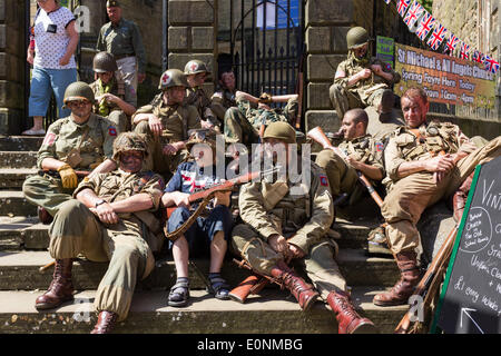 Haworth, West Yorkshire, UK. 17th May 2014. Haworth, a small village in the city of Bradford in West Yorkshire has held the first day of its 1940s weekend on Saturday, March 17, 2014. Good weather brought hundreds into the village for this event where locals and visitors don wartime attire. Credit:  Christopher Middleton/Alamy Live News Foto Stock