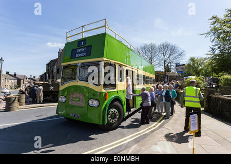 Haworth, West Yorkshire, UK. 17th May 2014. The vintage shuttle bus service which takes visitors from the village to the railway station. Haworth, a small village in the city of Bradford in West Yorkshire has held the first day of its 1940s weekend on Saturday, March 17, 2014. Good weather brought hundreds into the village for this event where locals and visitors don wartime attire. Credit:  Christopher Middleton/Alamy Live News Foto Stock
