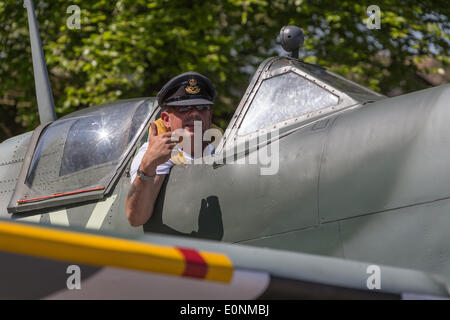 Haworth, West Yorkshire, UK. 17th May 2014. Haworth, a small village in the city of Bradford in West Yorkshire has held the first day of its 1940s weekend on Saturday, March 17, 2014. Good weather brought hundreds into the village for this event where locals and visitors don wartime attire. Credit:  Christopher Middleton/Alamy Live News Foto Stock