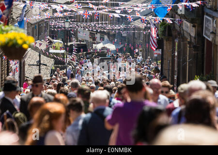 Haworth, West Yorkshire, UK. 17th May 2014. Haworth, a small village in the city of Bradford in West Yorkshire has held the first day of its 1940s weekend on Saturday, March 17, 2014. Good weather brought hundreds into the village for this event where locals and visitors don wartime attire. Credit:  Christopher Middleton/Alamy Live News Foto Stock