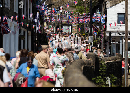Haworth, West Yorkshire, UK. 17th May 2014. Haworth, a small village in the city of Bradford in West Yorkshire has held the first day of its 1940s weekend on Saturday, March 17, 2014. Good weather brought hundreds into the village for this event where locals and visitors don wartime attire. Credit:  Christopher Middleton/Alamy Live News Foto Stock