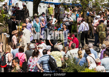 Haworth, West Yorkshire, UK. 17th May 2014. Haworth, a small village in the city of Bradford in West Yorkshire has held the first day of its 1940s weekend on Saturday, March 17, 2014. Good weather brought hundreds into the village for this event where locals and visitors don wartime attire. Credit:  Christopher Middleton/Alamy Live News Foto Stock