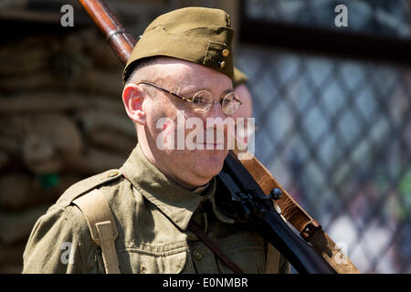 Haworth, West Yorkshire, UK. 17th May 2014. Haworth, a small village in the city of Bradford in West Yorkshire has held the first day of its 1940s weekend on Saturday, March 17, 2014. Good weather brought hundreds into the village for this event where locals and visitors don wartime attire. Credit:  Christopher Middleton/Alamy Live News Foto Stock