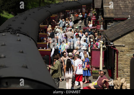 Haworth, West Yorkshire, UK. 17th May 2014. Visitors use the Keighley and Worth Valley Railway to attend the event. Haworth, a small village in the city of Bradford in West Yorkshire has held the first day of its 1940s weekend on Saturday, March 17, 2014. Good weather brought hundreds into the village for this event where locals and visitors don wartime attire. Credit:  Christopher Middleton/Alamy Live News Foto Stock