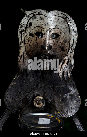 Maschera di metallo fire porta torcia al Beltane Fire Festival sul colle Calton Hill, Edimburgo, Scozia. Foto Stock