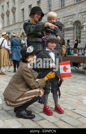 Londra, Regno Unito. Il 17 maggio 2014. Due bambini vestiti in tweed con Canada e Regno Unito le bandiere Credito: Neil Cordell/Alamy Live News Foto Stock