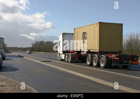 Un MSC container trasportato lungo la A46 a doppia carreggiata in Leicestershire, Inghilterra - un layby è sulla sinistra. Foto Stock