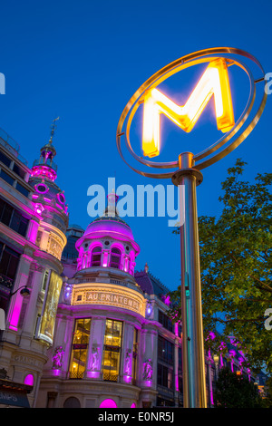 Twilight a Printemps Department Store in Boulevard Haussmann, Parigi Francia Foto Stock