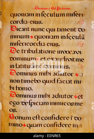 Questa immagine presenta una pagina di un manoscritto spagnolo che fornisce uno sguardo sulle pratiche musicali storiche e sulla conservazione del manoscritto. Foto Stock