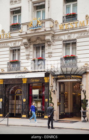 Portiere di fronte a Westminster Hotel vicino a Place Vendome, Parigi Francia Foto Stock