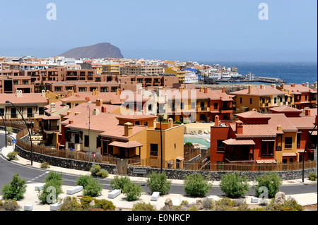 Vista su appartamenti a San Blas guardando in direzione di Los Abrigos nel sud di Tenerife comune di San Miguel de Abona Foto Stock