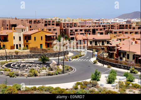 Vista su appartamenti a San Blas guardando in direzione di Los Abrigos nel sud di Tenerife comune di San Miguel de Abona Foto Stock