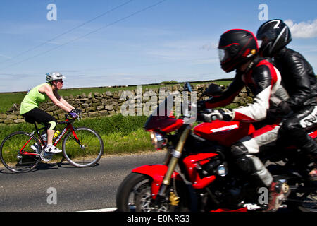 Pately Bridge, Nidderdale, nello Yorkshire, Regno Unito. 17 Maggio 2014: Otley sportive Ciclismo hosting organizzazione il loro primo solo per donne sportive. La Sportiva ha offerto ai partecipanti la possibilità di scegliere tra due itinerari - un mezzo 40 chilometro di tragitto dal Pool per Harrogate poi Wetherby, e indietro e un più lungo 100 chilometri di corsa che si svolgerà a ponte Pateley, Knaresborough e Wetherby. Credito: Mar fotografico/Alamy Live News Foto Stock