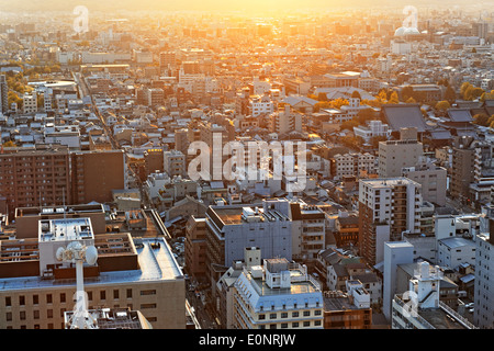 Tramonto sulla città di Kyoto in Giappone, vista dalla Torre di Kyoto Foto Stock