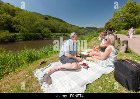 Villaggio Brockweir Foresta di Dean. Il 17 maggio 2014. Cerimonia inaugurale 2014 Valle di Wye River Festival. Credito: David Broadbent/Alamy Live News Foto Stock