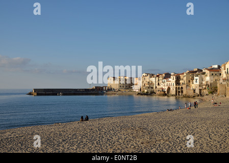 Case medioevali e spiaggia di Cefalù, Cefalù, in provincia di Palermo, Sicilia, Italia Foto Stock