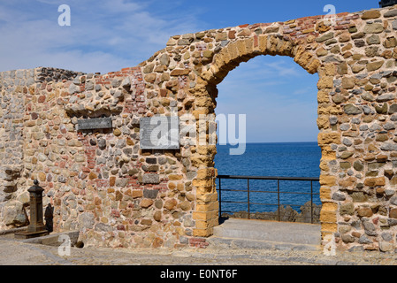 Muro di pietra a Porto Vecchio, Cefalù, in provincia di Palermo, Sicilia, Italia Foto Stock