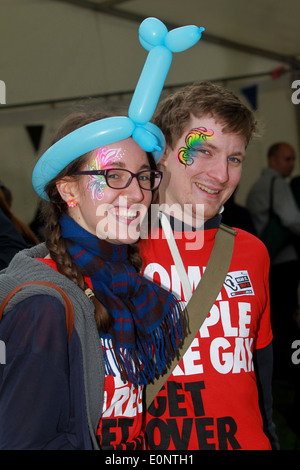 Il 2014 Stonewall uguaglianza a piedi, partendo dal Padiglione di Brighton, Brighton East Sussex, Regno Unito. Foto Stock