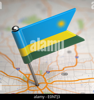Piccola bandiera del Ruanda su uno sfondo raffigurante una mappa con il fuoco selettivo. Foto Stock