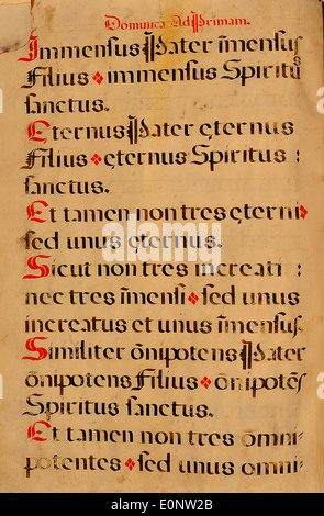 Una pagina di un manoscritto di canto spagnolo, che offre uno sguardo sulle pratiche musicali religiose storiche e sulla conservazione delle prime notazioni musicali. Foto Stock