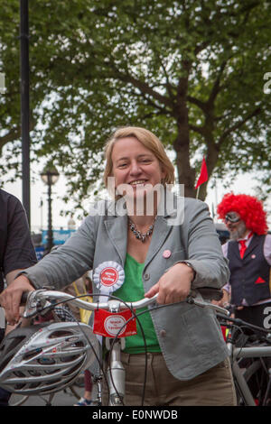 Londra, Regno Unito. Il 17 maggio 2014. Natalie Bennett, leader del partito dei Verdi a Londra Ciclismo campagna di spazio 4 escursioni in bicicletta grande credito Ride: Zefrog/Alamy Live News Foto Stock